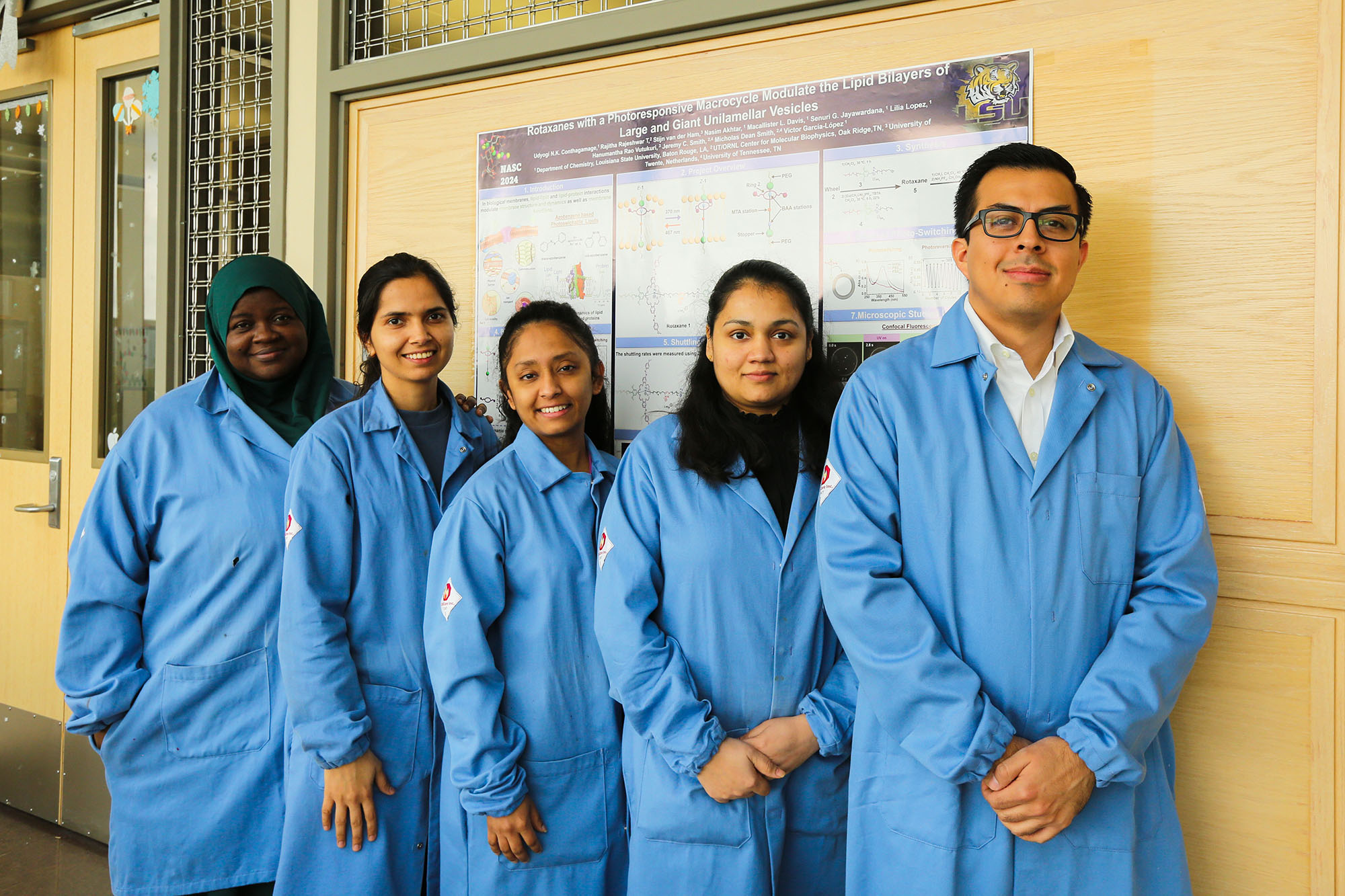 Víctor García-López with members of his lab team.