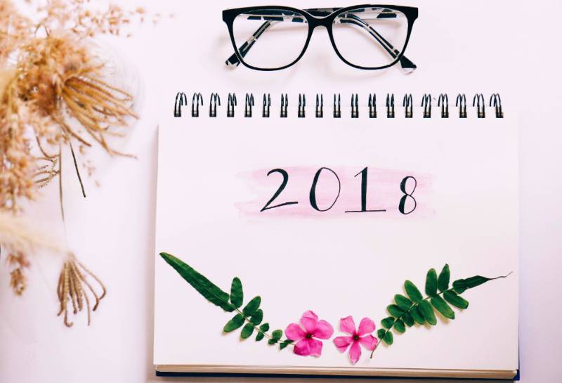 2018 calendar, glasses, and flowers